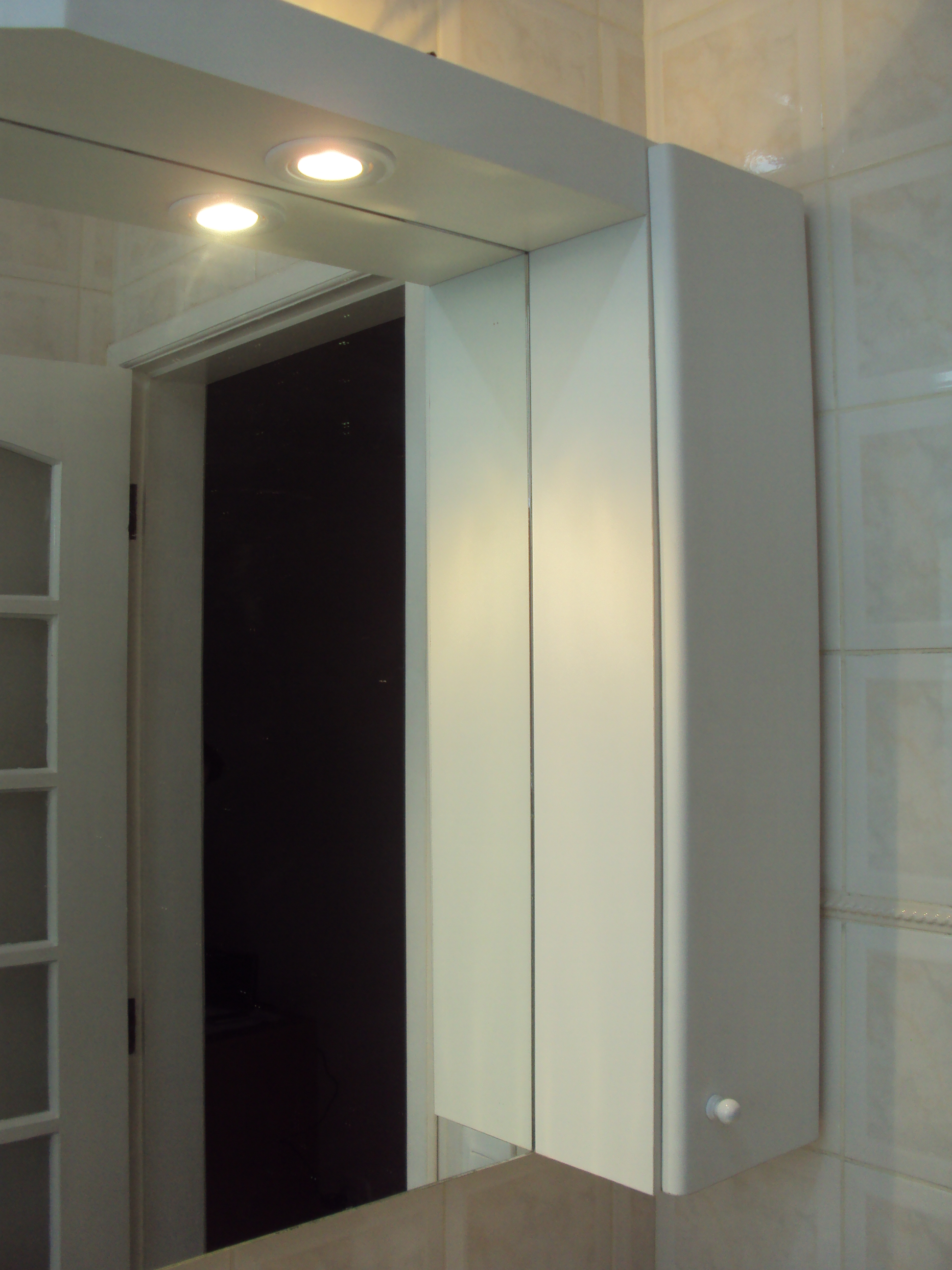 Amarinho para banheiro em Fórmica Branca com espelho, uma portinha e iluminado.