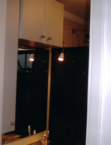 Armário de Banheiro, com Espelho em Fórmica Cinza com luminárias.