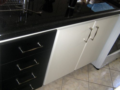 Gabinete para cozinha acompanha a caixa do fogão um lindo gaveteiro preto, gavetas com corrediças deslizantes combinando com a pia em granito, puxadores em aço cromado.
