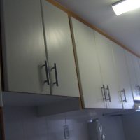 Armário de Cozinha no Ipiranga branco com paneleiro, espaço para depurador, fino acabamento.