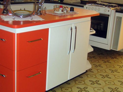 Buffet para cozinha em fórmica branca com gavetas laranja cantoneira, puxadores em aço cromado